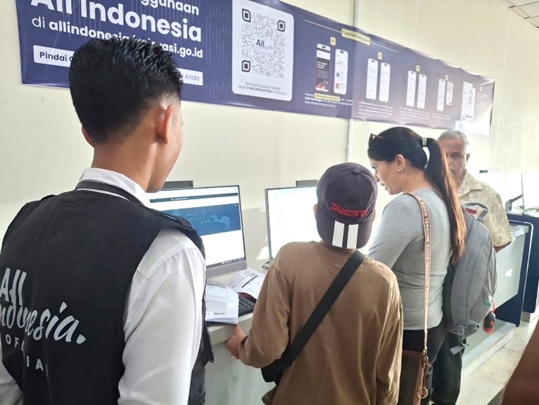 ISI: Imigrasi Medan saat memberikan edukasi kepada masyarakat untuk mengisi aplikasi All Indonesia. (Dok: Imigrasi Medan)