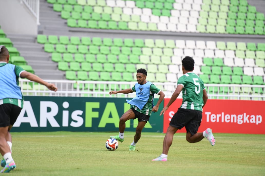 LATIHAN: Para pemain PSMS Medan melakoni latihan jelang menghadapi PSPS Pekanbaru di Stadion Utama Sumatera Utara, Selasa (18/11/2025). (Dok: PSMS)