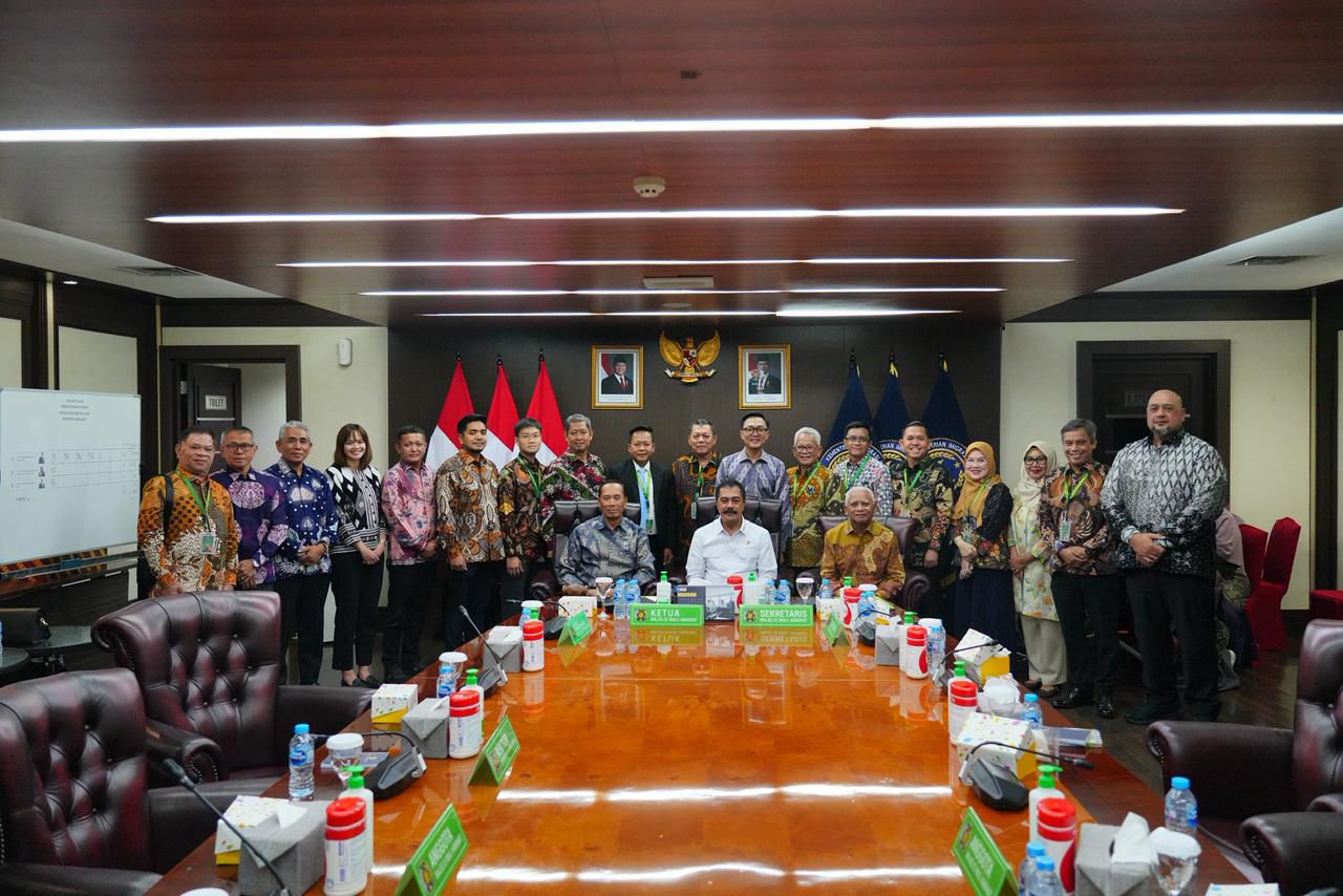 DIABADIKAN: Ketua dan para anggota MWA USU diabadikan bersama Wamendiktisaintek Prof Fauzan pada acara Rapat Pleno Pemilihan Rektor USU Periode 2026-2031 di Gedung Kemenimipas, Jakarta, Selasa (18/11)