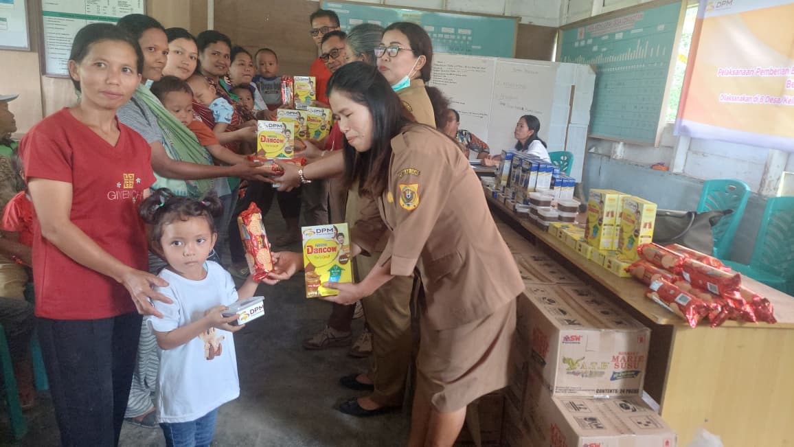 Senior Supervisor CSR PT DPM, Budianto Situmorang memberikan bantuan kepada balita di Desa Tuntung Batu dan Desa Lomgkotan, Kecamatan Silima Pungga-Pungga, Dairi, Senin (17/11/2025)