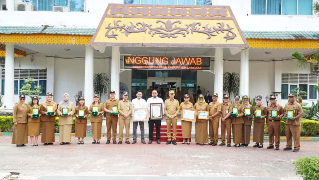 Foto bersama Sekda Langkat, Amril dengan tenaga kesehatan yang menerima penghargaan. (Diskominfo Langkat/Sumut Pos)