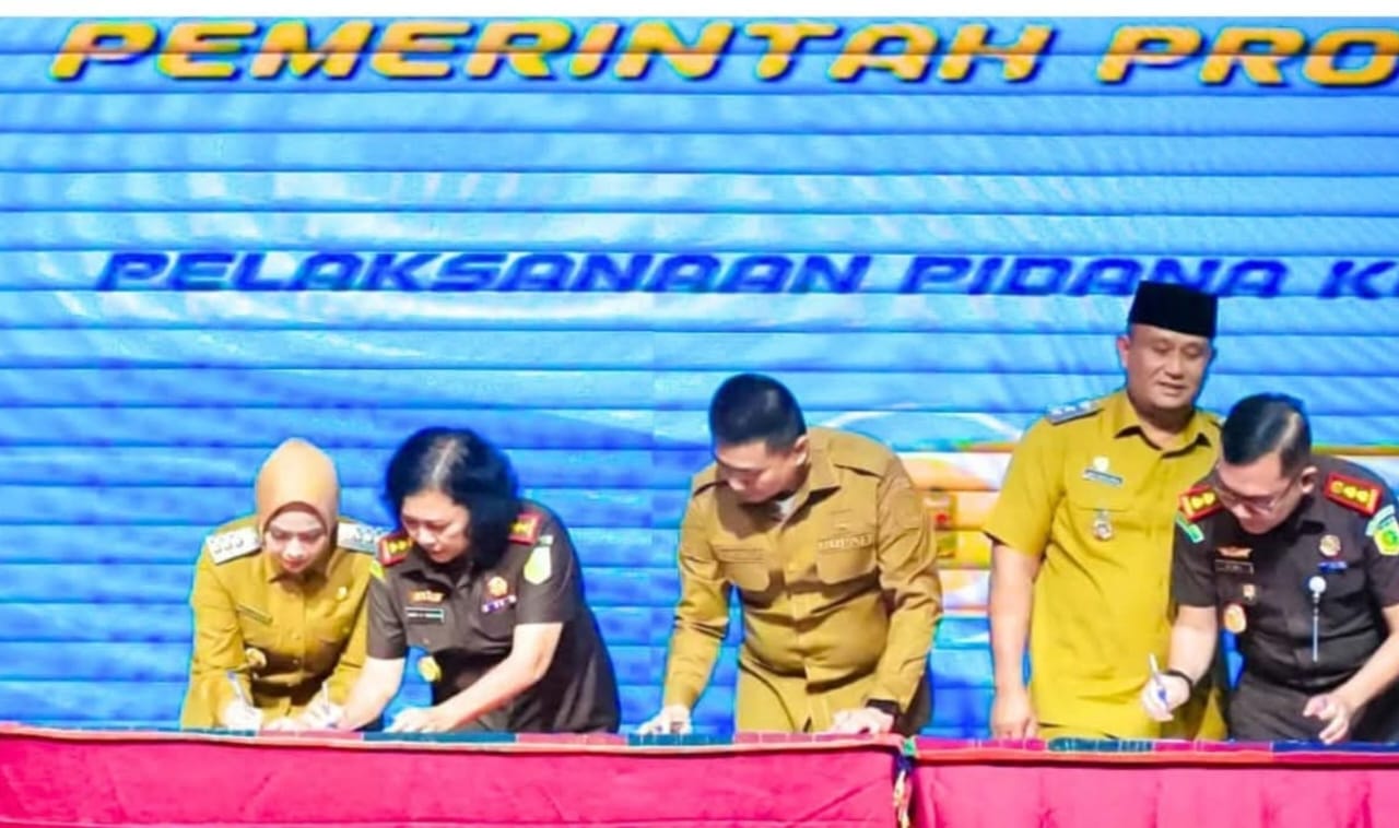 Bupati Labuhanbatu menandatangani MoU  penguatan integritas dalam pelaksanaan pidana kerja sosial (Fajar/Sumut Pos)