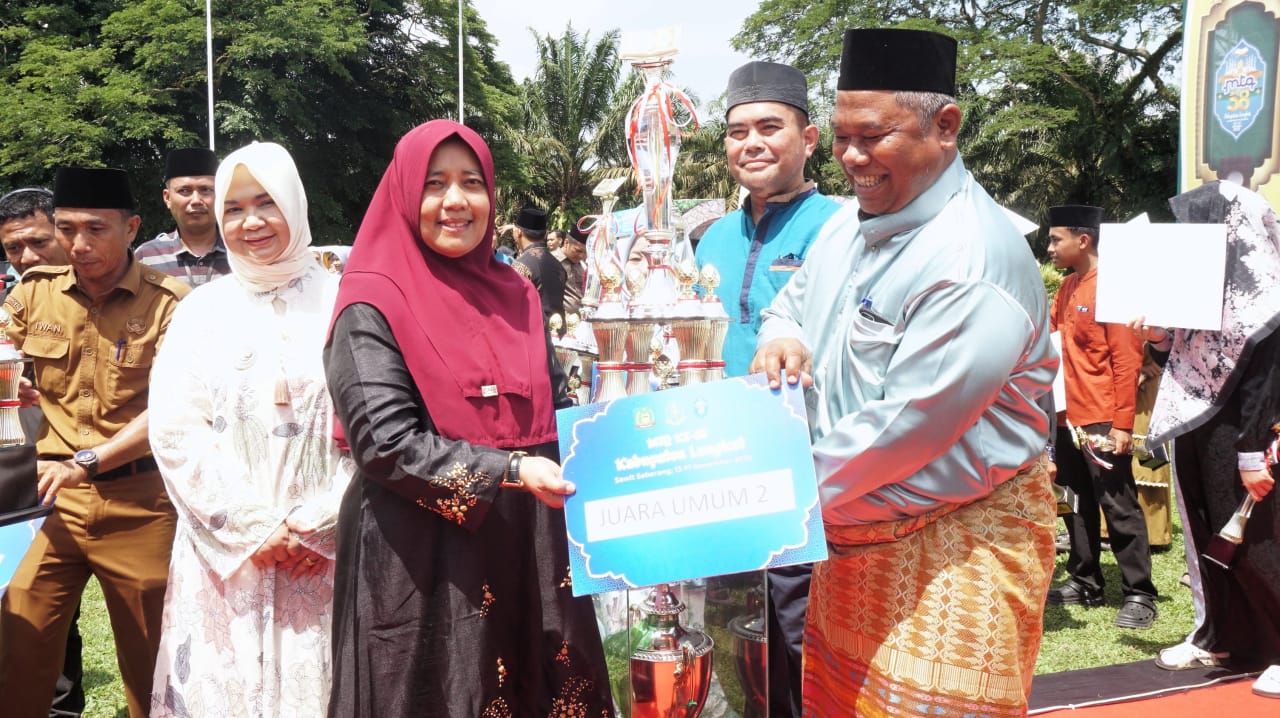 Penyerahan piala kepada peserta yang meraih juara dalam MTQ ke-58 Langkat. (Diskominfo Langkat/Sumut Pos)