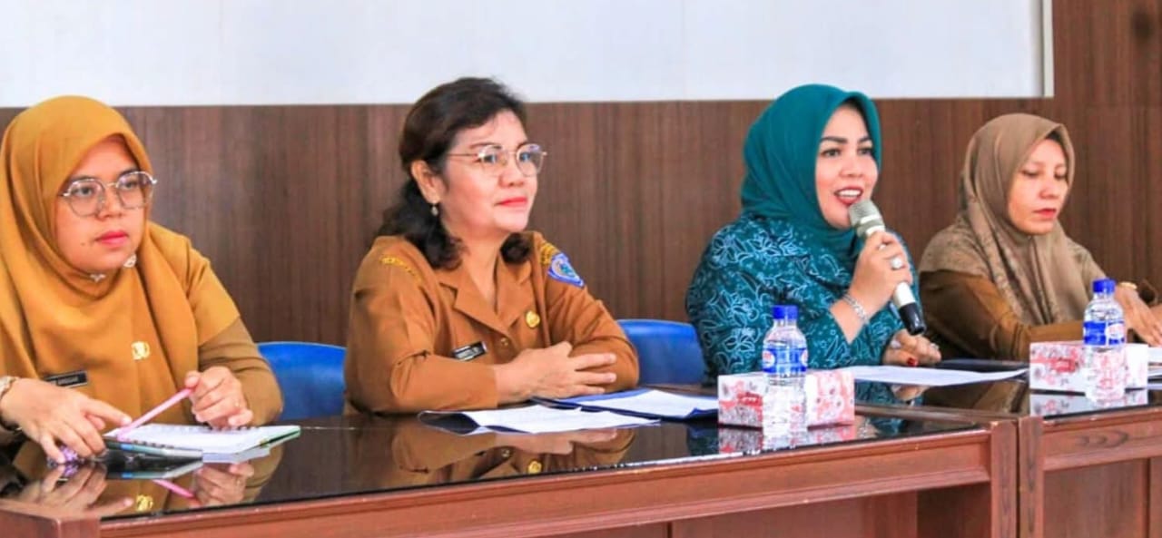 Ketua TP-PKK Labuhanbatu memimpin rapat persiapan kegiatan pelaksanaan pencanangan Bulan Bakti Sosial Kesatuan Gerak PKK -KB-Kesehatan Kabupaten Labuhanbatu (Fajar/Sumut Pos)