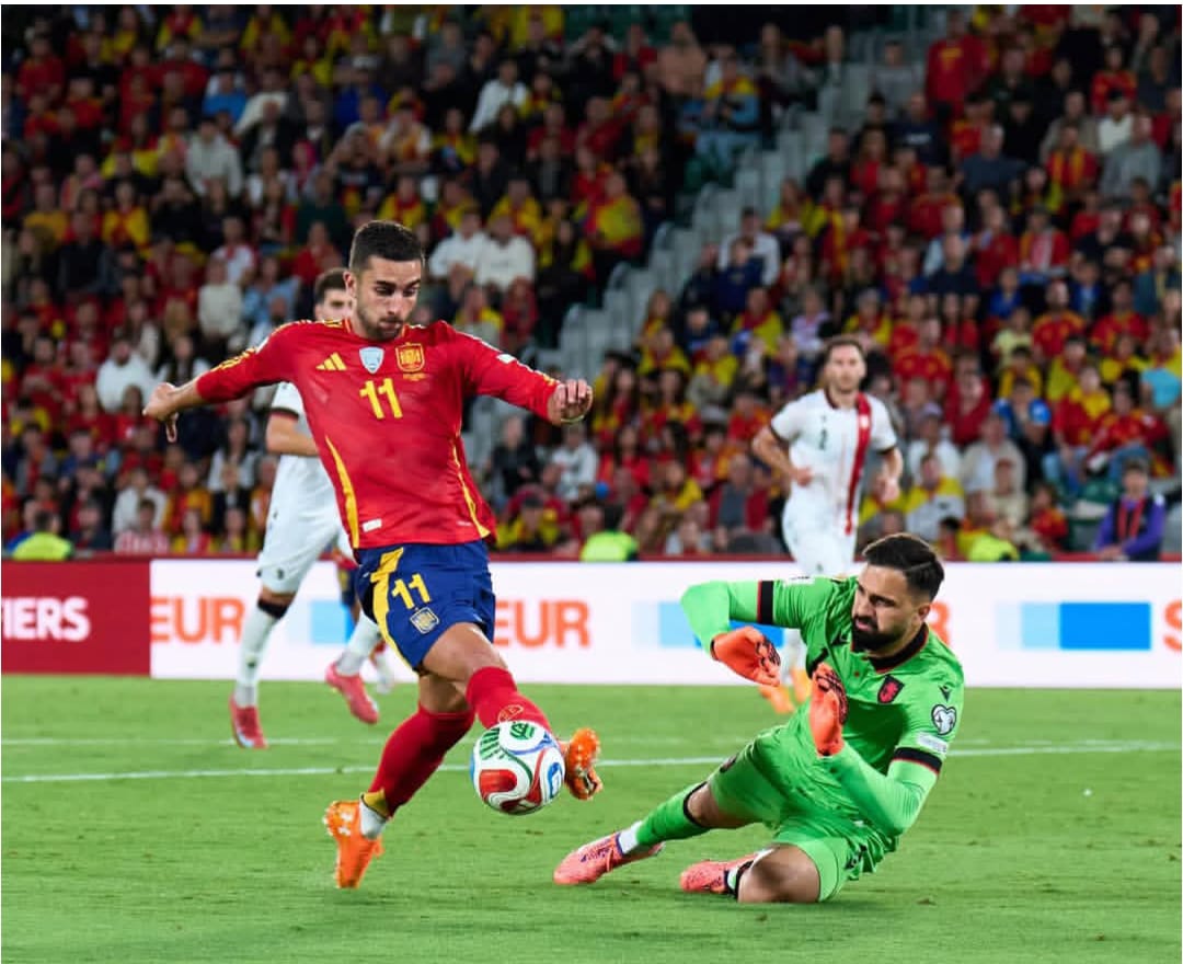 Pemain Spanyol, Ferran Tores berusaha mencetak gol saat berhadapan kiper lawan. (instagram)