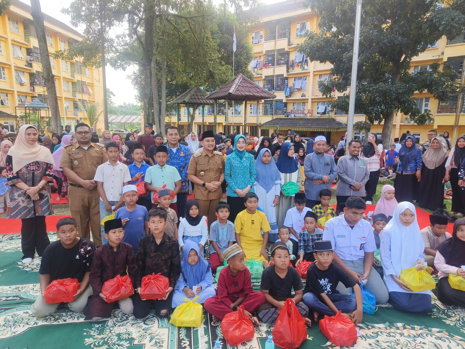 Wali Kota Tebing Tinggi bersama Ketua TP PKK Kota Tebing Tinggi, para camat, lurah, serta pejabat Pemko berfoto bersama anak-anak penerima santunan. (AZAN PURBA/SUMUT POS)