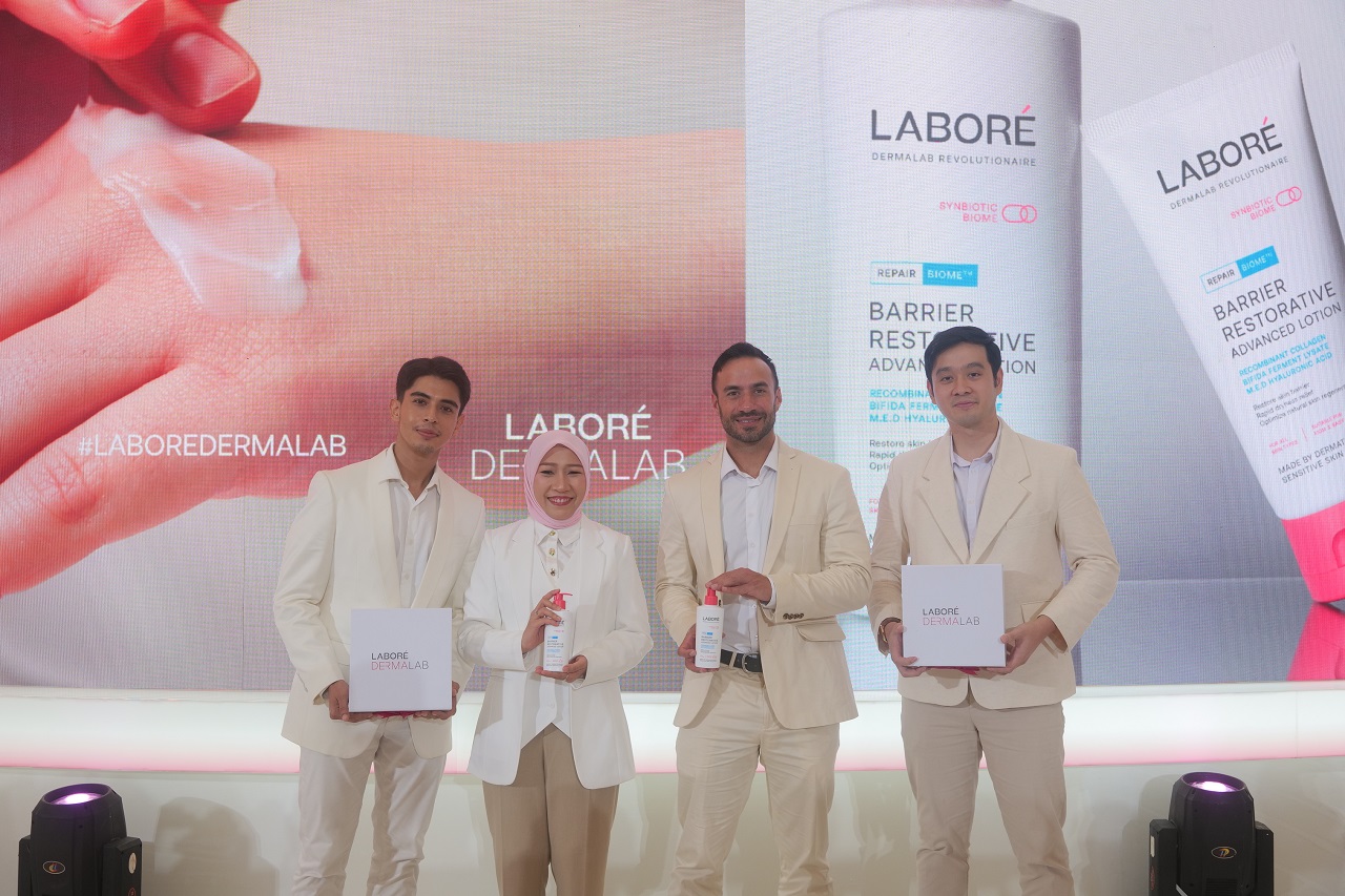 (ki-ka): dr. Ayman Alatas, Sp.MK , dr. Sari Chairunnisa., Sp.DVE., FINSDV, dr. Luke Maxfield dan dr. FX Clinton., Sp.DVE, pada saat Press Conference Peluncuran Barrier Restorative Advanced Lotion.