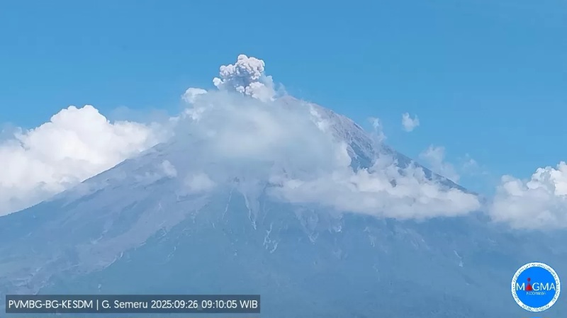 Foto erupsi Gunung Semeru pada Jumat (26/9) pagi hari yang lalu. (Dok: HO-PVMBG)