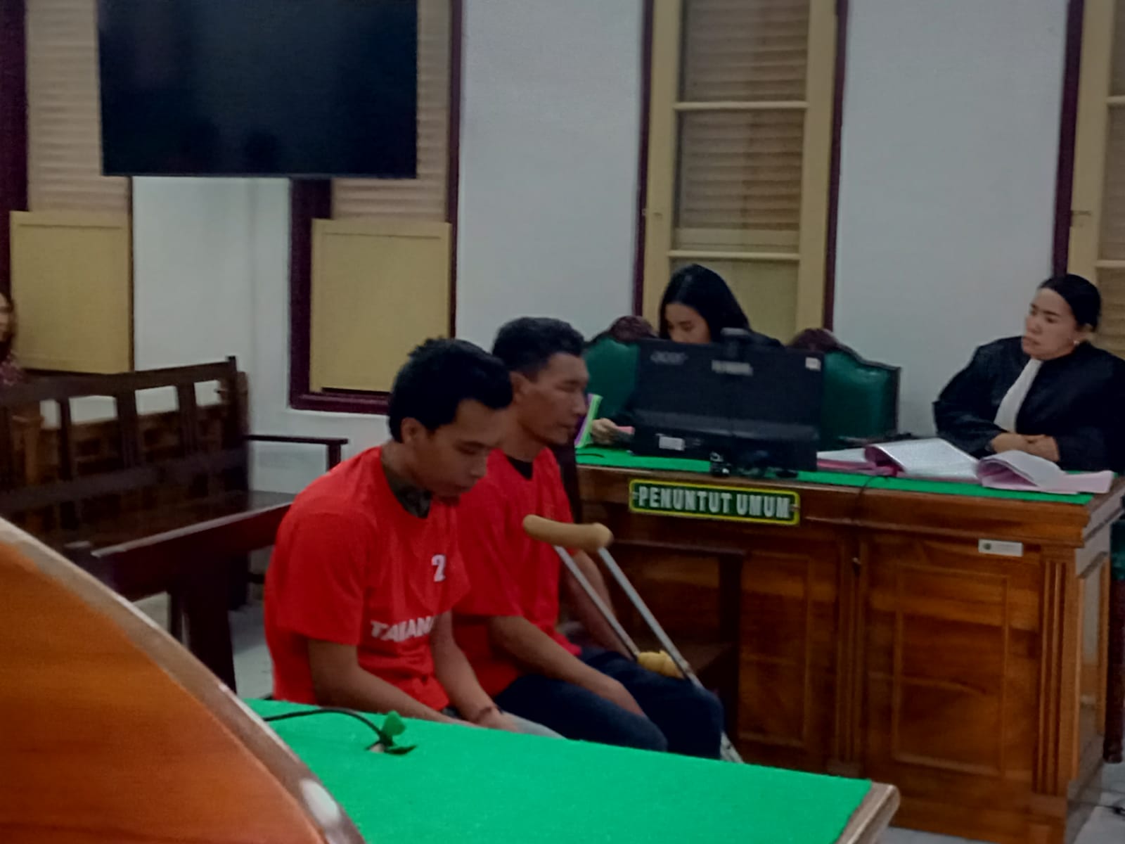 PEMBUNUH: Dua terdakwa pembunuh sopir taksi online, saat menjalani sidang tuntutan di PN Medan, Selasa (18/11/2025) sore. (Dok: istimewa)