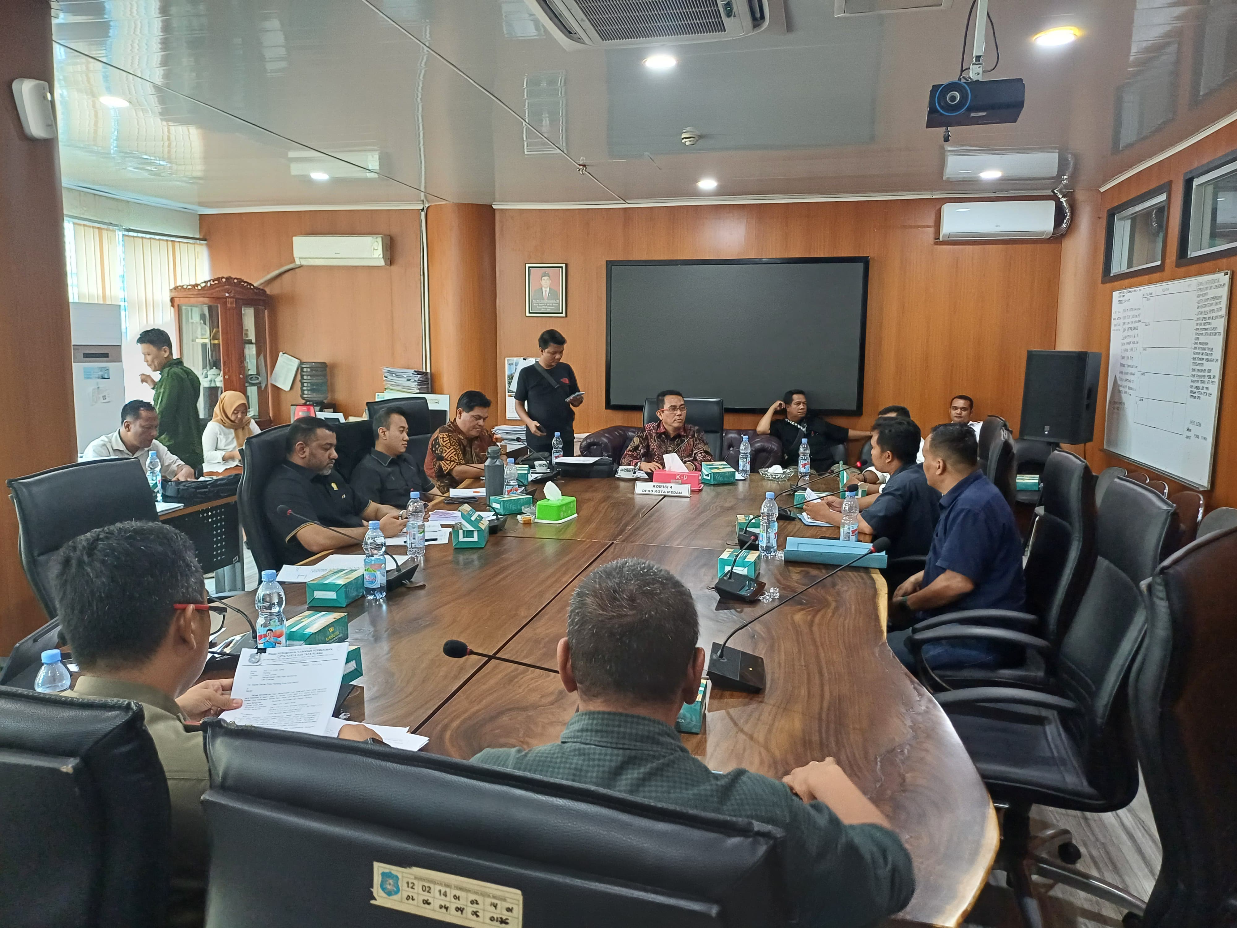 RDP: Komisi IV DPRD Kota Medan menggelar RDP terkait bangunan tanpa PBG bersama Pemko Medan, Selasa (18/11/2025) sore. (Dok: Markus Pasaribu/Sumut Pos)