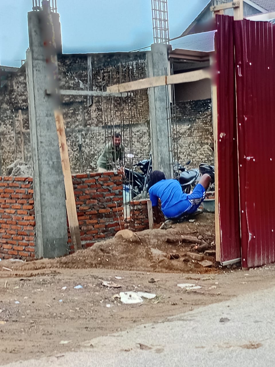 BANGUN: Kuli perusahaan saat sedang membangun rumah di komplek perumahan di Jalan Eka Warni Johor. (Dok: istimewa)