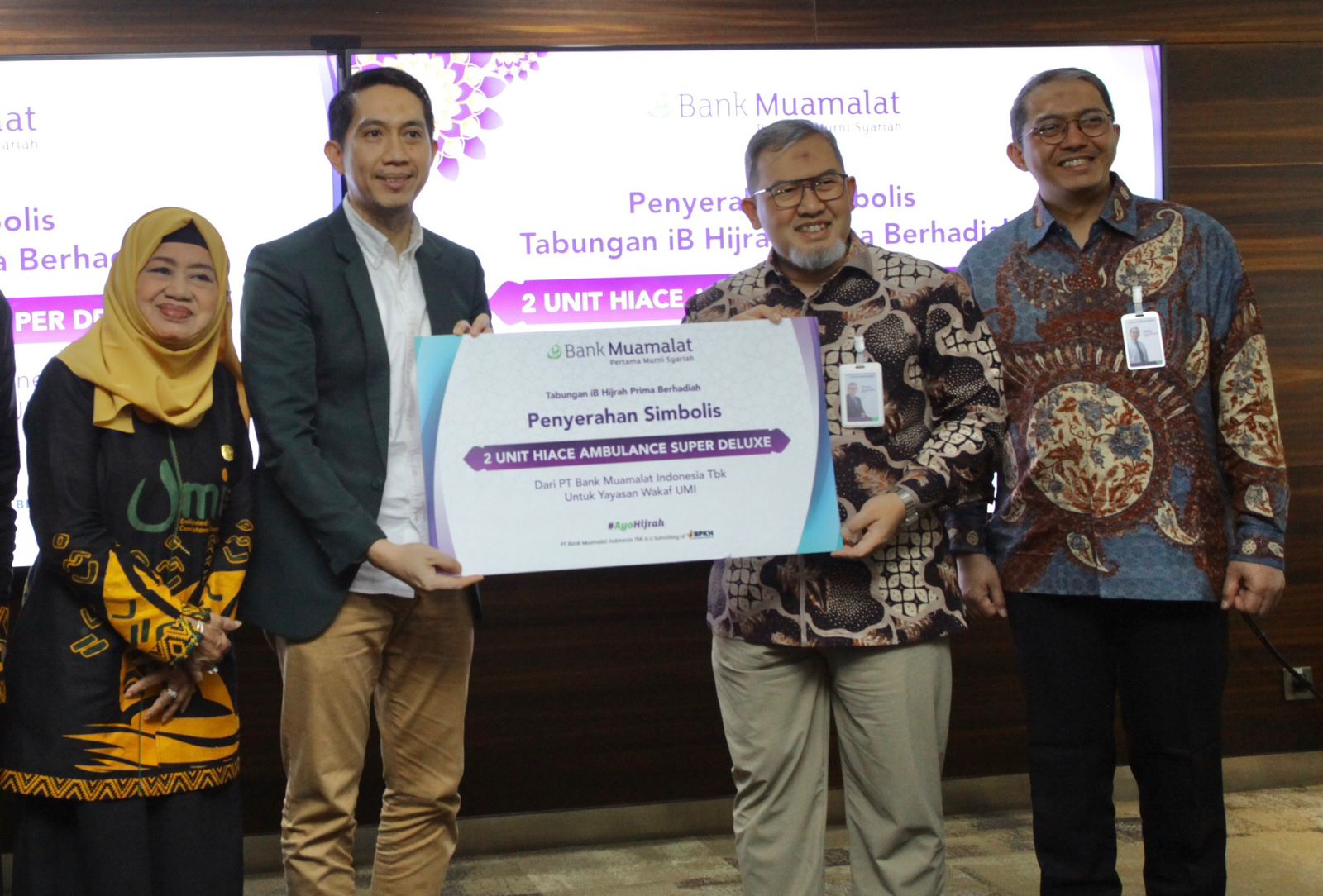 SIMBOLIS: Dirut PT Bank Muamalat Indonesia Tbk Imam Teguh Saptono menyerahkan secara simbolis dua unit Ambulance Super Deluxe kepada Dirut RS Ibnu Sina Armanto Makmun. (Dok: Bank Muamalat)