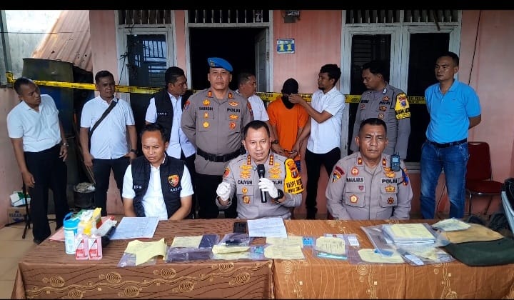 PERS: Kapolrestabes Medan, Kombes Pol Jean Calvijn Simanjuntak didampingi Kapolsek Patumbak, Kompol Daulat Simamora saat konferensi pers kasus pembunuhan, di Patumbak. (Dok: istimewa)