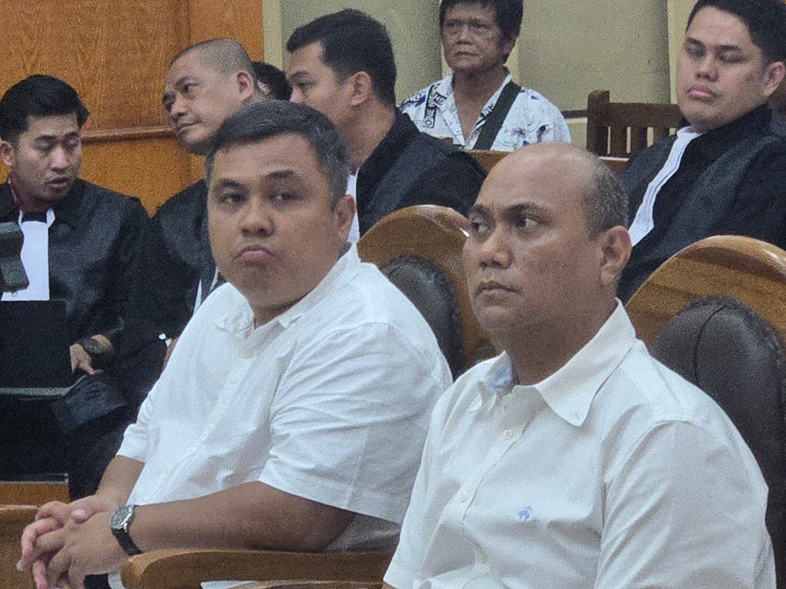 SIDANG: Mantan Kadis PUPR Sumut, Topan Ginting dan Rasuli Efendi Siregar selaku PPK UPTD Gunung Tua, menjalani sidang dakwaan suap proyek jalan Sumut di Pengadilan Tipikor Medan. (Dok: istimewa)