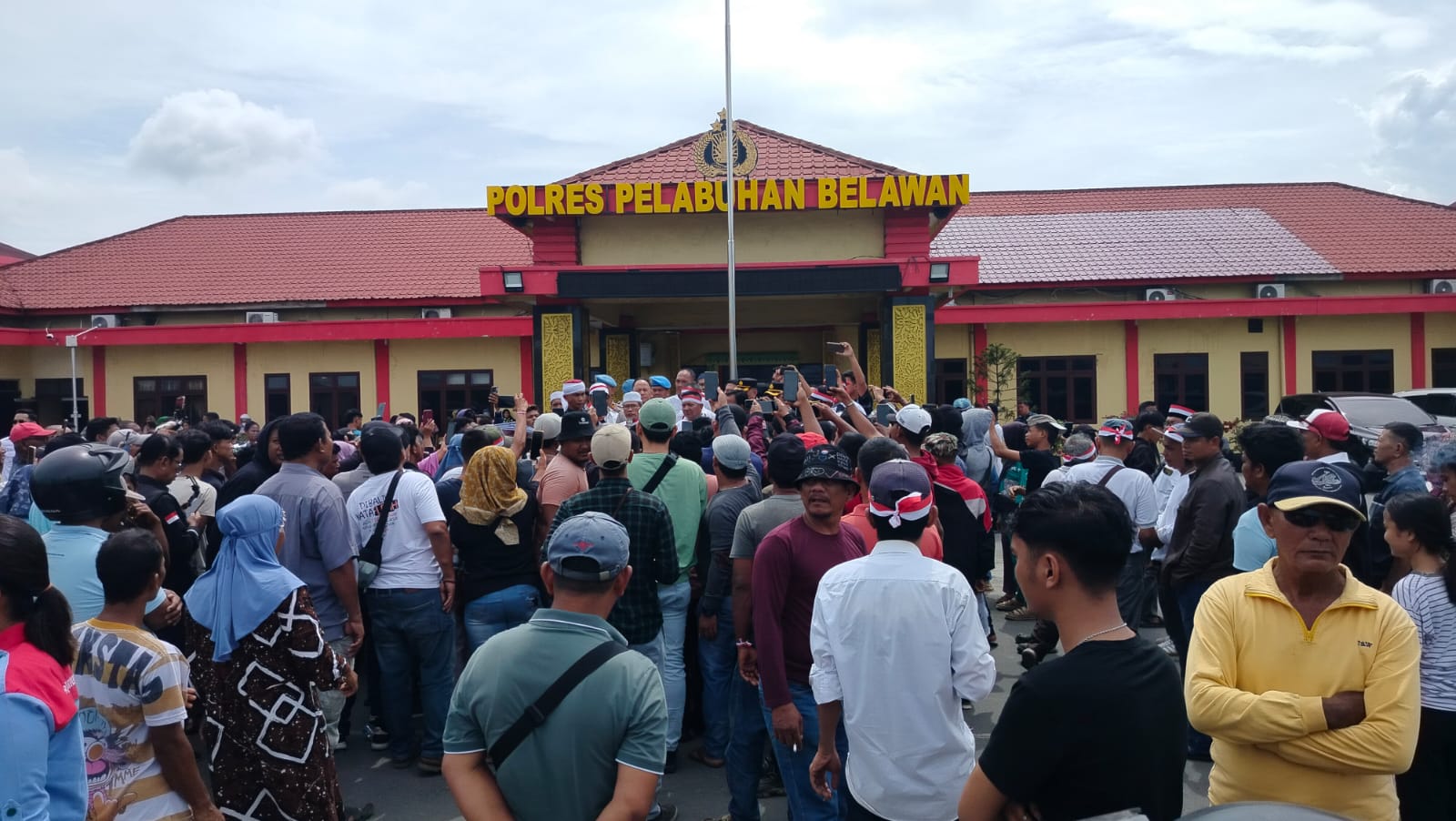 DATANG: Ratusan warga yang tergabung dalam Aliansi Masyarakat Menggugat Belawan mendatangi Mapolres Pelabuhan Belawan, Rabu (19/11/2025). (Dok: istimewa)