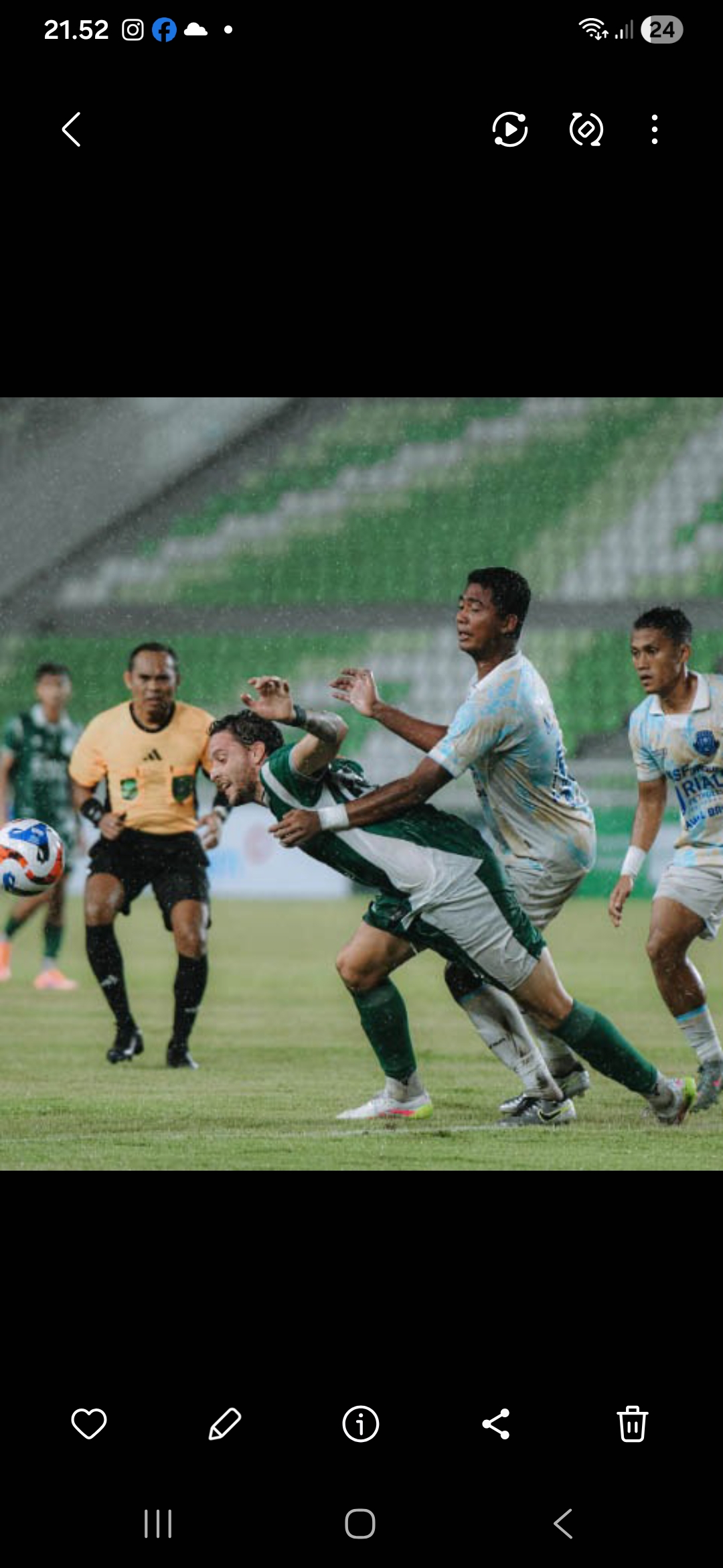 BOLA: Penyerang PSMS Filipe Cadenazzi berebut bola dengan pemain PSPS Pekanbaru pada pertandingan di Stadion Utama Sumut, Rabu (19/11/2025) malam. (Dok: Official PSMS Medan)