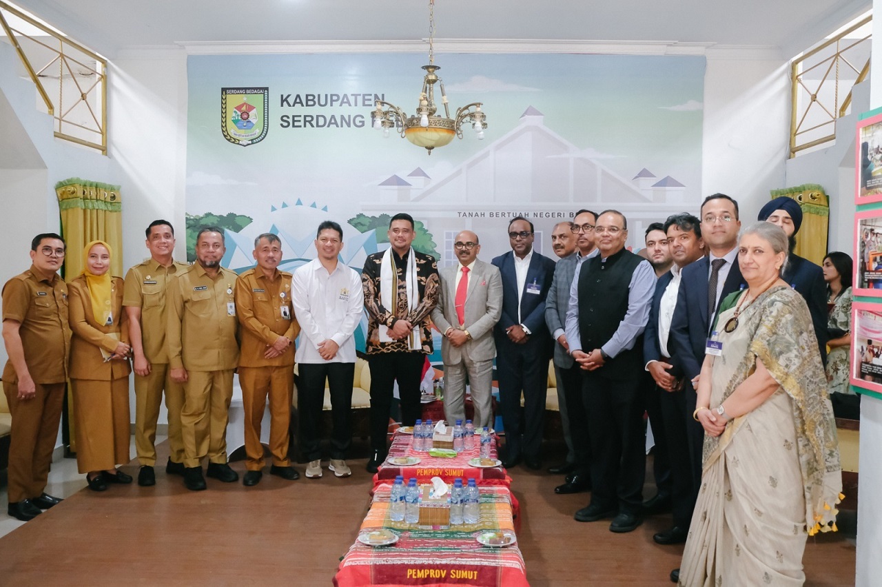 BERSAMA: Konsul Jenderal India di Medan, Ravi Shankar Goel bersama Gubernur Sumatera Utara, Bobby Nasution saat menerima delegasi bisnis India dari Confederation of Indian Industry (CII).
