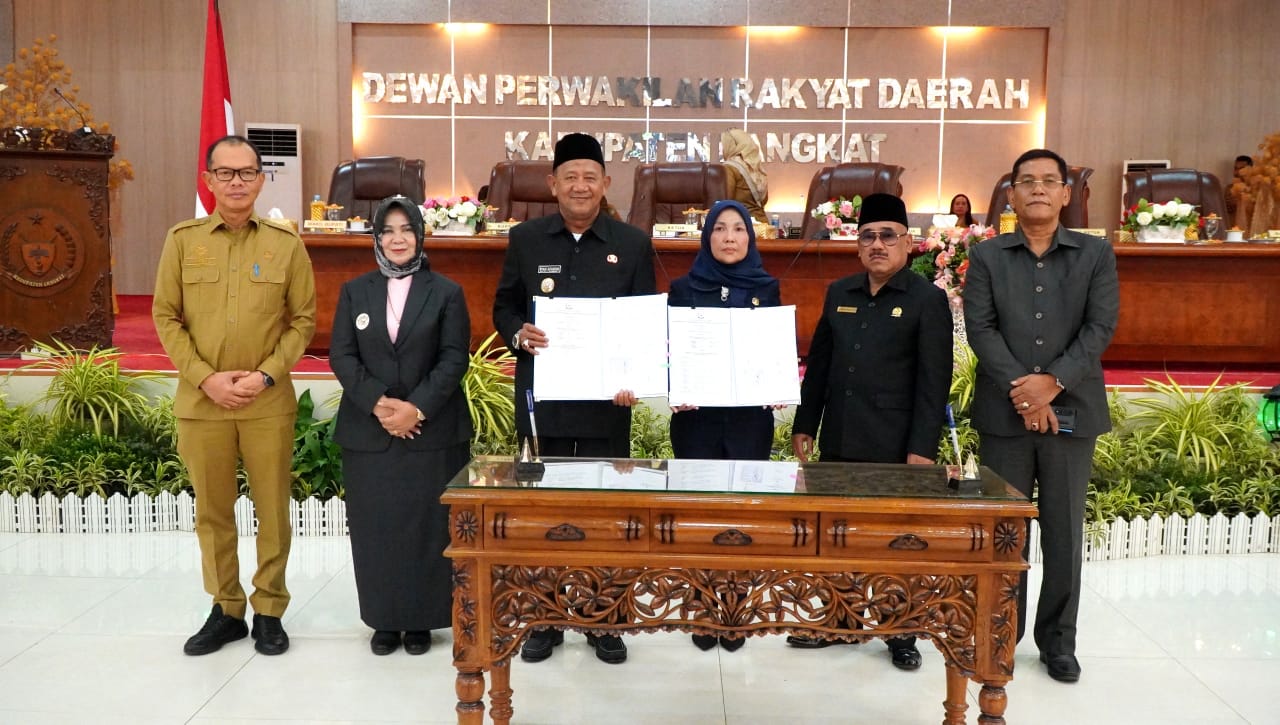 Foto bersama Bupati Langkat, Syah Afandin jajaran pimpinan DPRD saat menyetujui KUA-PPAS R-APBD 2026. (Diskominfo Langkat/Sumut Pos)