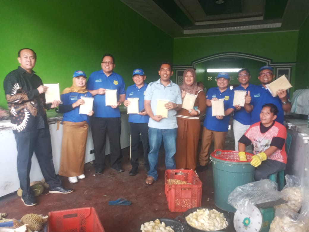 Direktur Bina Usaha dan Perdagangan pada Kementerian Perdagangan, Septo Soepriatno (ketiga dari kiri) dan rombongan menunjukkan daging durian sudah dikemas plastik di Desa Gunung Sayang, Tigalingga.