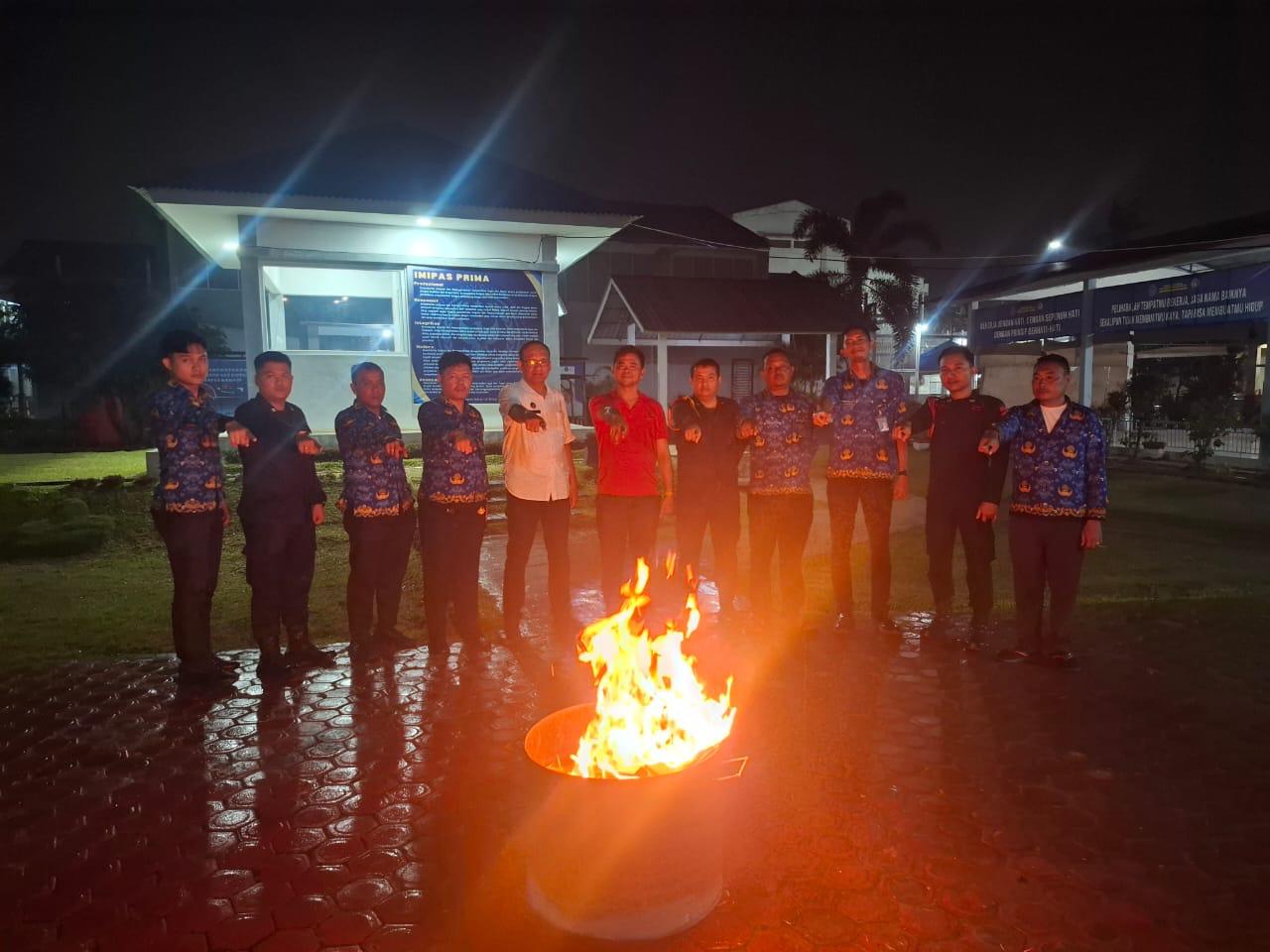 Jajaran pengamanan Lapas Binjai bakar hasil razia. (Istimewa/Sumut Pos)