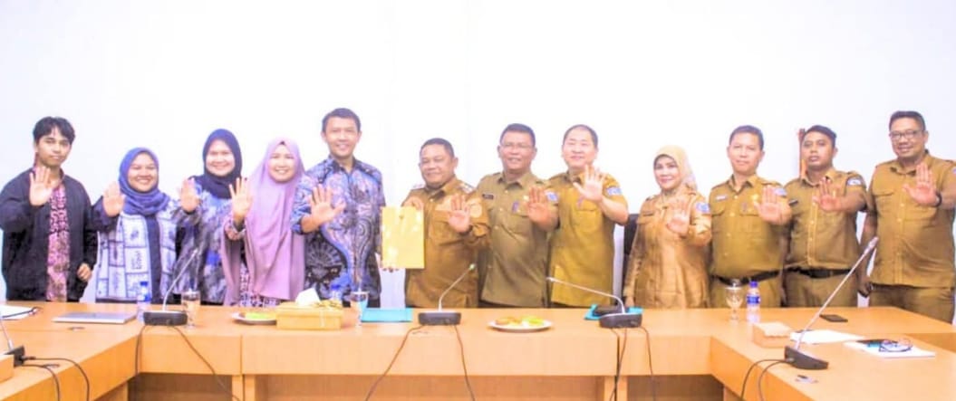 Wakil Bupati Labuhanbatu, Jamri, didampingi sejumlah Kepala Organisasi Perangkat Daerah (OPD) menerima langsung kedatangan tim BPK RI, (Fajar/Sumutpos)