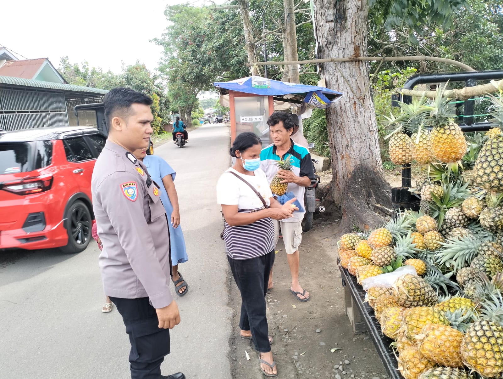 Brigadir Iwan Limbong menghimbau  Masyarakat dan pedagang ,  memberikan edukasi langsung terkait kamtibmas.  (19/11/2025). (Azan Purba/Sumut Pos)