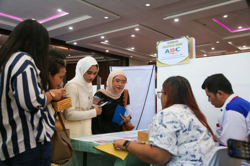 Sejumlah pencari kerja antusias mengunjungi stand perusahaan untuk memasukkan lamaran di Job Fair Pematangsiantar. (PRA EVASI/SUMUT POS)
