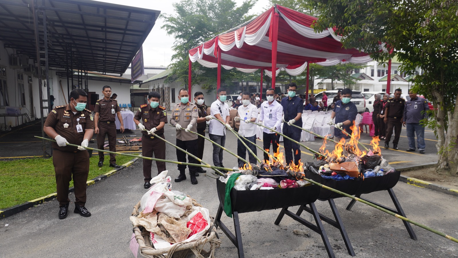 Kejari Sergai ,Amriyata bersama unsur Forkopimda memusnahkan barang bukti berbagai kasus pidana dengan cara dibakar, Rabu (19/11). ( FADLY/SUMUT POS)