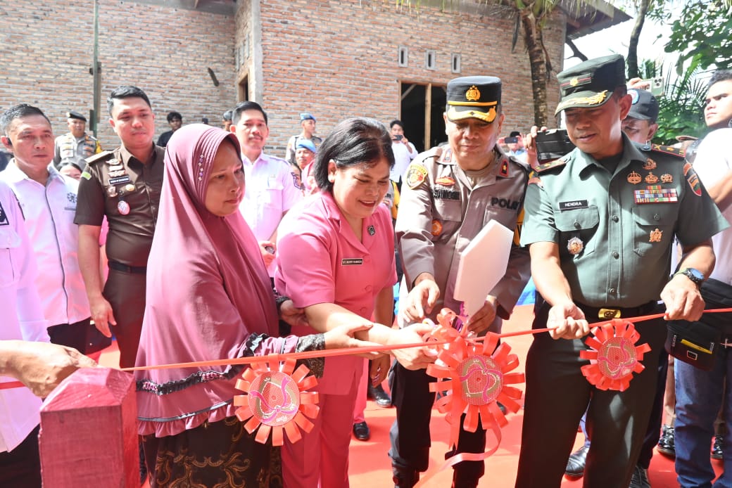 Wakapolres Labuhanbatu Selatan, Kompol Ramsen Samosir, S.H., M.H. menyerahkan kunci rumah kepada warga kurang mampu. (KHAIRUDDIN/SUMUT POS)