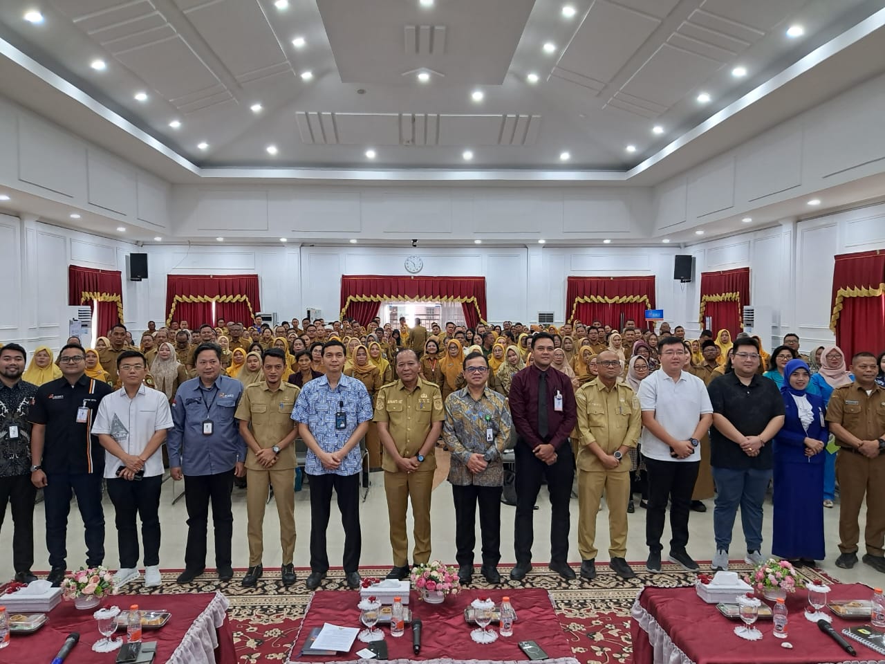 Sekdakab Sergai Suwanto Nasution  dan  peserta sosialisasi Program Nasional 3 Juta Rumah berfoto bersama jajaran Pemkab Sergai, Bank Sumut, dan BP Tapera di Aula Sultan Serdang. ( FADLY/SUMUT POS)