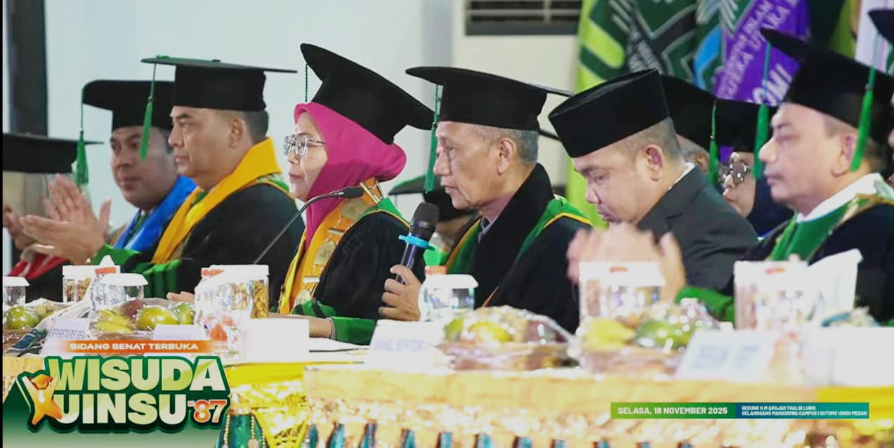WISUDA: Achmad Fadly SSos MSP (2 kanan) bersama Prof Dr Nurhayati MAg dan senat UIN Sumatera Utara. (Istimewa/Sumut Pos)