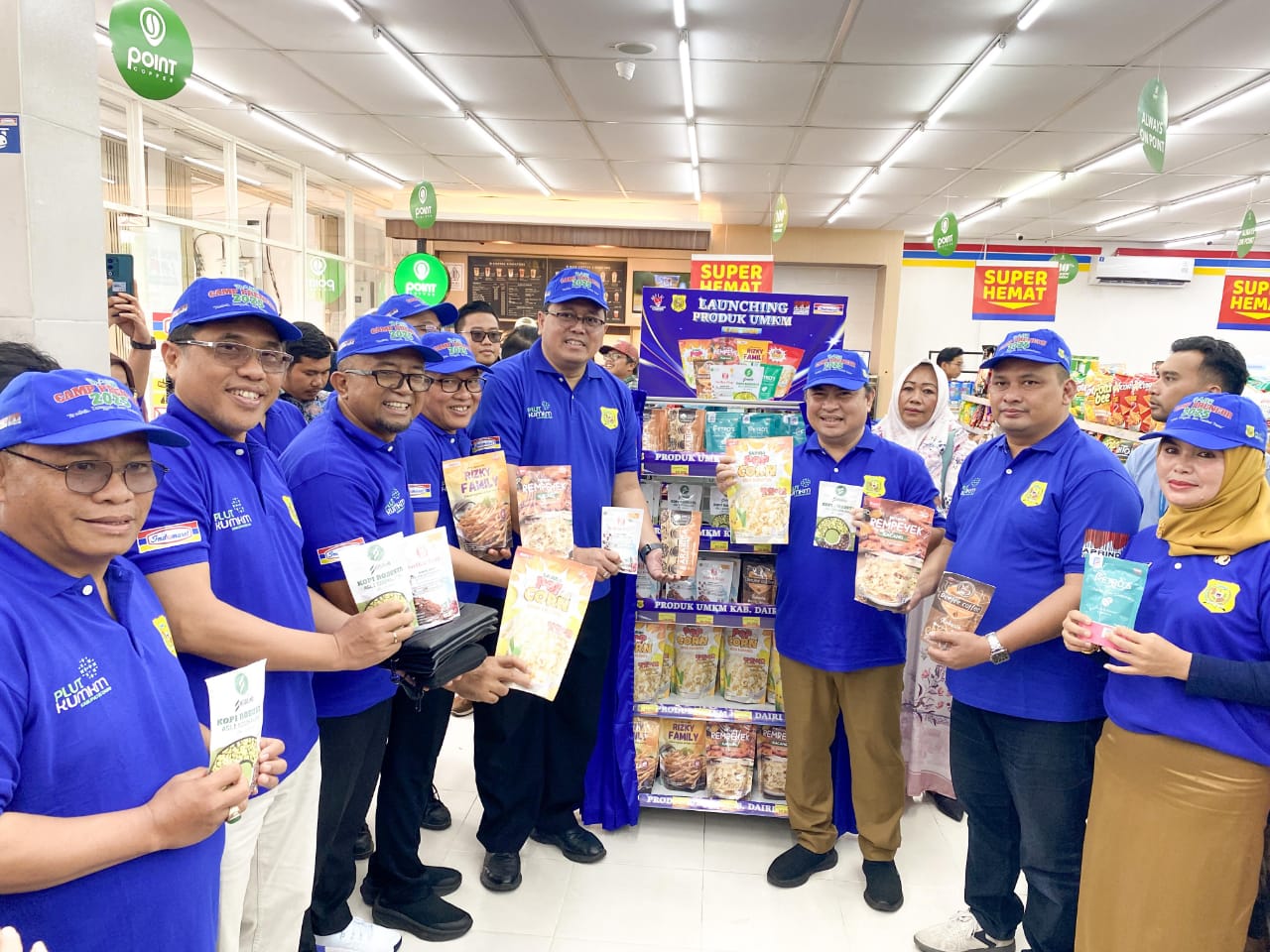 LAUNCHING:Sekda Dairi, Surung Charles Bantjin, Direktur  Bina Usaha Kemendag RI, Microeconomics Project Executive Indomaret, pengurus Aprindo memperlihatkan produk UMKM. (RUDY SITANGGANG/SUMUT POS)