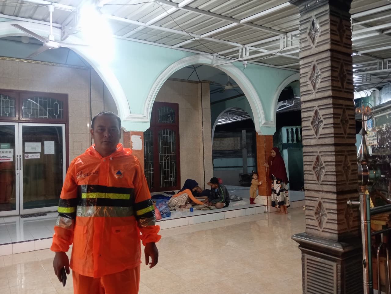 MASJID: Personel BPBD Kota Medan saat mengantar warga korban banjir ke masjid untuk menginal. (Dok: BPBD Medan)