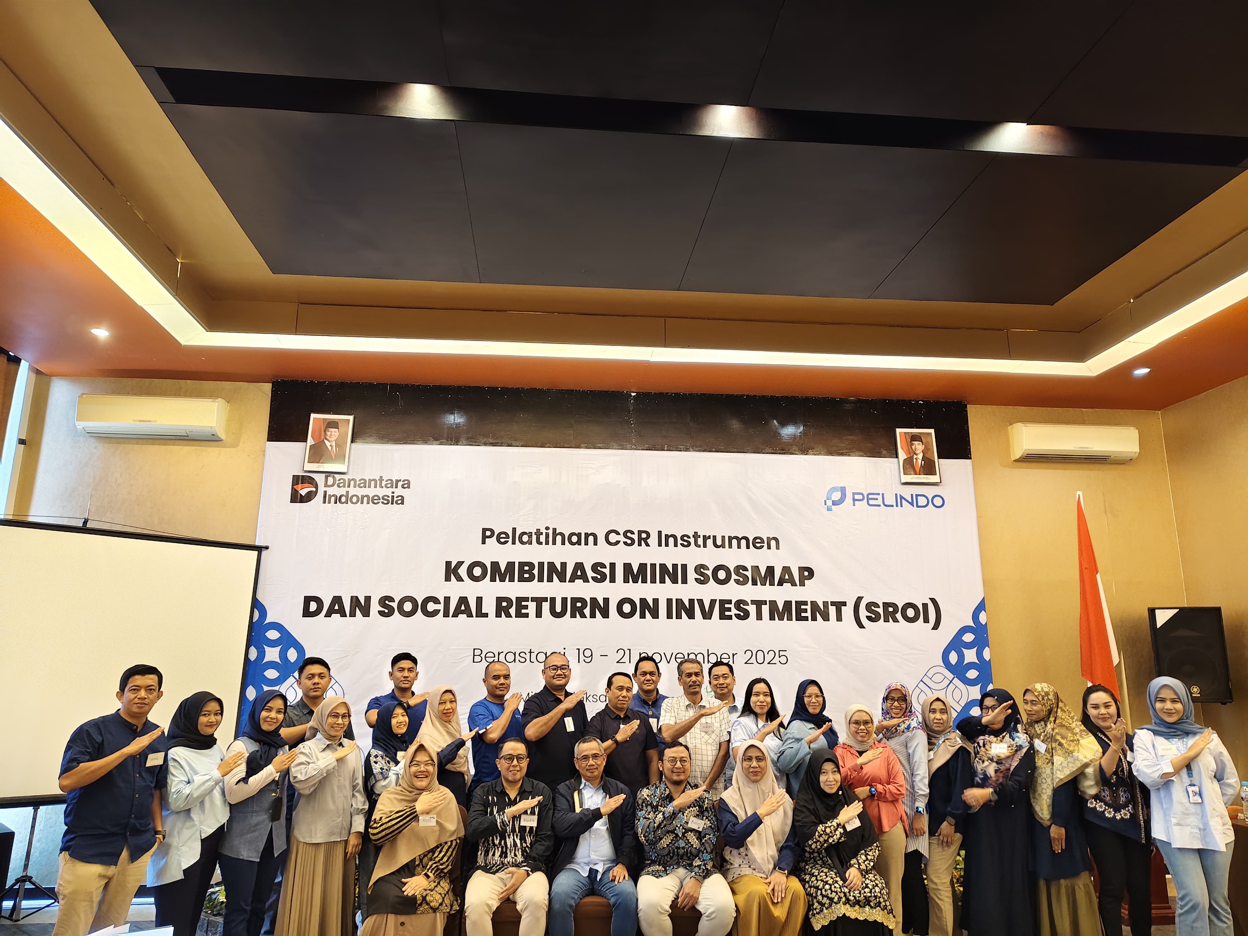 LATIHAN: Peserta pelatihan Kombinasi Mini Sosmap dan Social Return on Investment (SROI) berfoto bersama. (Dok: istimewa)