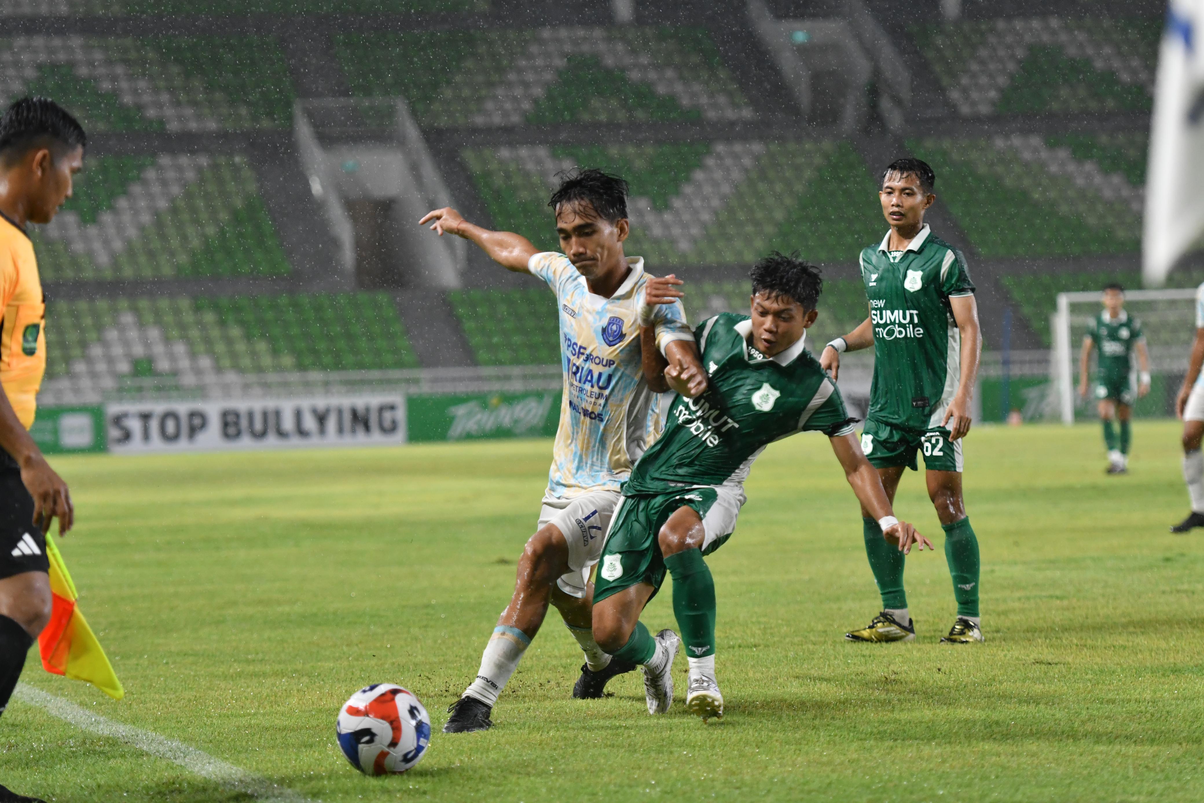 REBUT: Pemain PSMS dan PSPS berebut bola pada pertandingan di Stadion Utama Sumut, Rabu (19/11/2025). (Dok: MO PSMS)