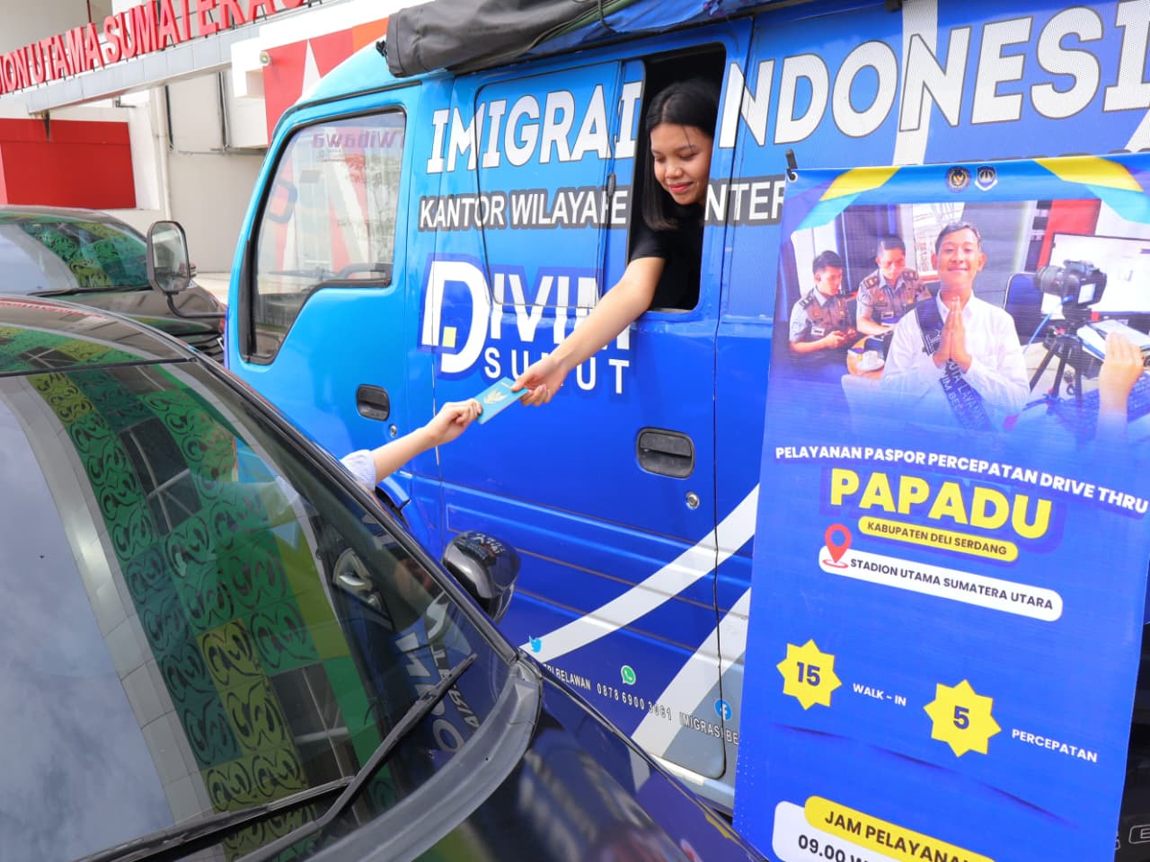 DRIVE THRU: Petugas Imigrasi Belawan saat melayani masyarakat melalui layanan Drive Thru. (Dok: istimewa)
