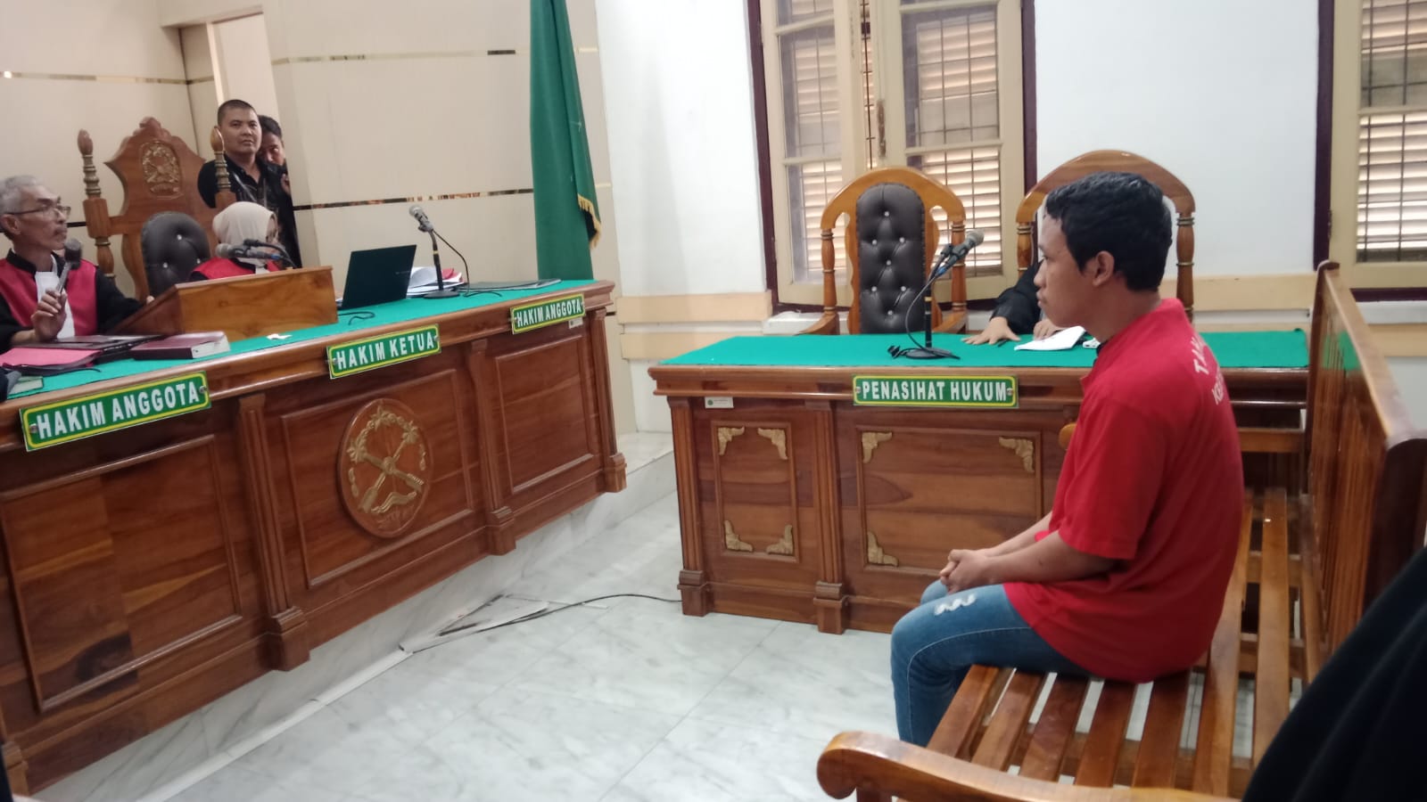 SIDANG: Reynaldi terdakwa kasus pembuangan mayat bayi, menjalani sidang tuntutan di PN Medan, Kamis (20/11). (Dok: istimewa)