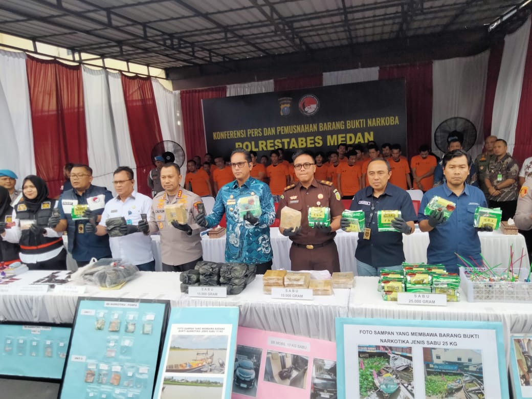 KASUS: Kapolrestabes Medan, Kombes Pol Jean Calvijn Simanjuntak didampingi Wali Kota Medan, Rico Waas dan Forkopimda saat paparan pengungkapan kasus narkotika, Kamis (20/11). (Dok: istimewa)