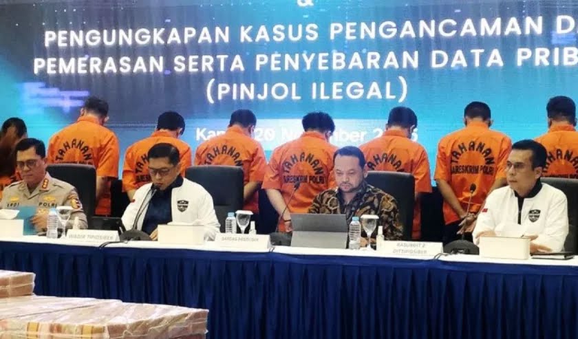 PINJOL: Dittipidsiber Bareskrim Polri menunjukkan tersangka dugaan pinjaman online ilegal yang memeras nasabah. (Dok: istimewa)