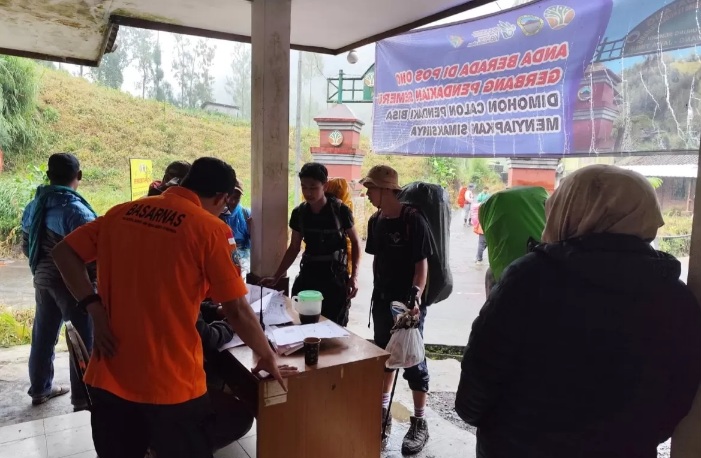 DATA: Pendaki Gunung Semeru saat didata oleh Tim SAR tiba di Pos. (Dok: jawapos.com)
