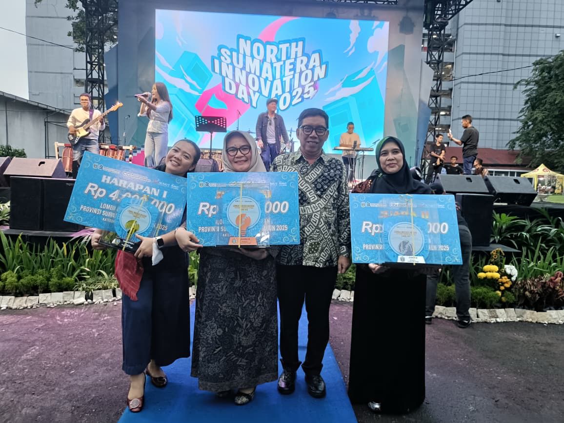 TUNJUKKAN: Tim USU menunjukkan sejumlah penghargaan bergengsi yang diraih pada Lomba Inovasi Daerah Provinsi Sumatera Utara (Sumut) 2025. (Dokumen Humas USU)