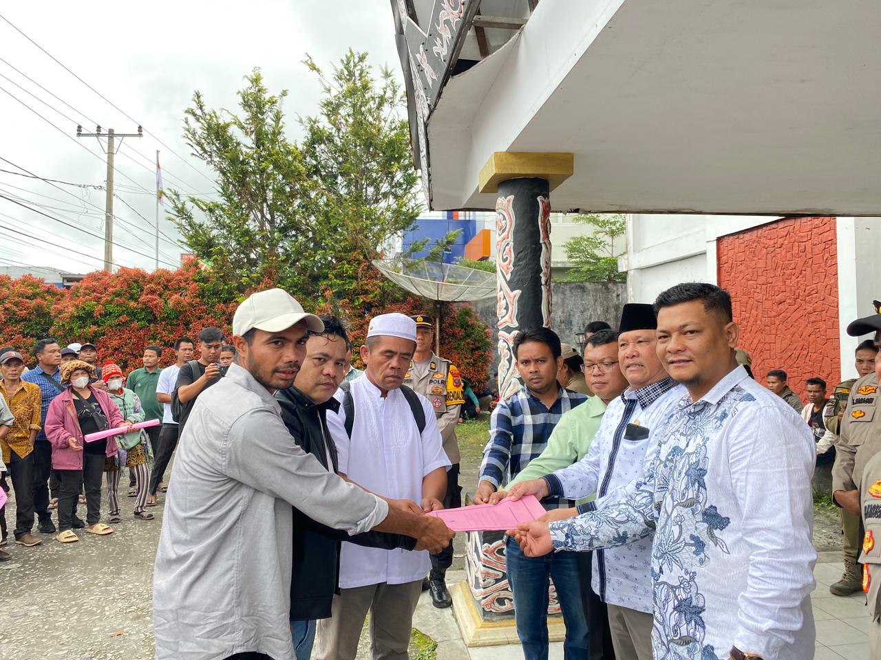 TERIMA. Ketua DPRD Dairi, Sabam Sibarani bersama anggota DPRD saat menerima aspirasi AMDPP yang mendukung PT DPM segera beroperasi di Kantor DPRD di Sidikalang, Kamis (20/11/2025)