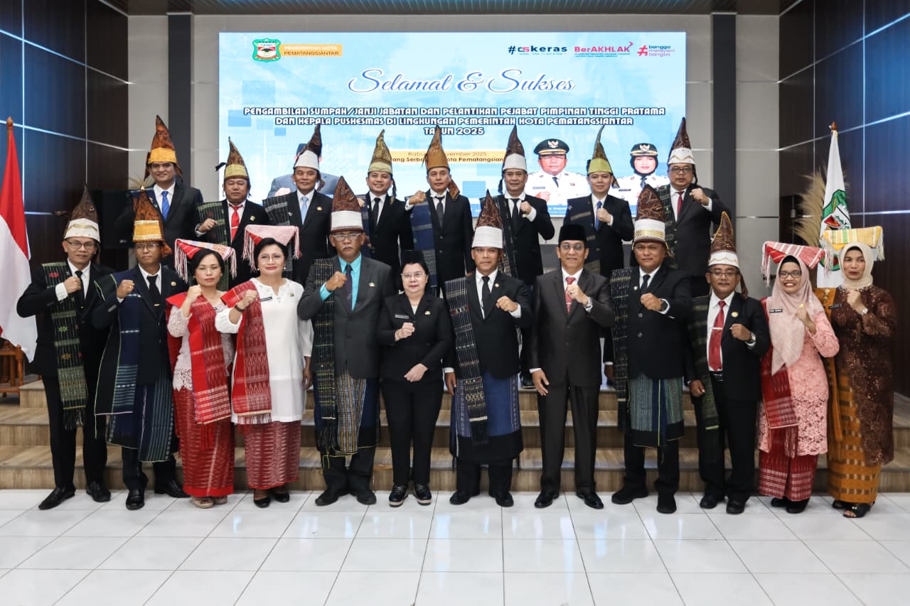 Para pejabat Pemko Siantar yang dilantik foto bersama. (ISTIMEWA/SUMUT POS)