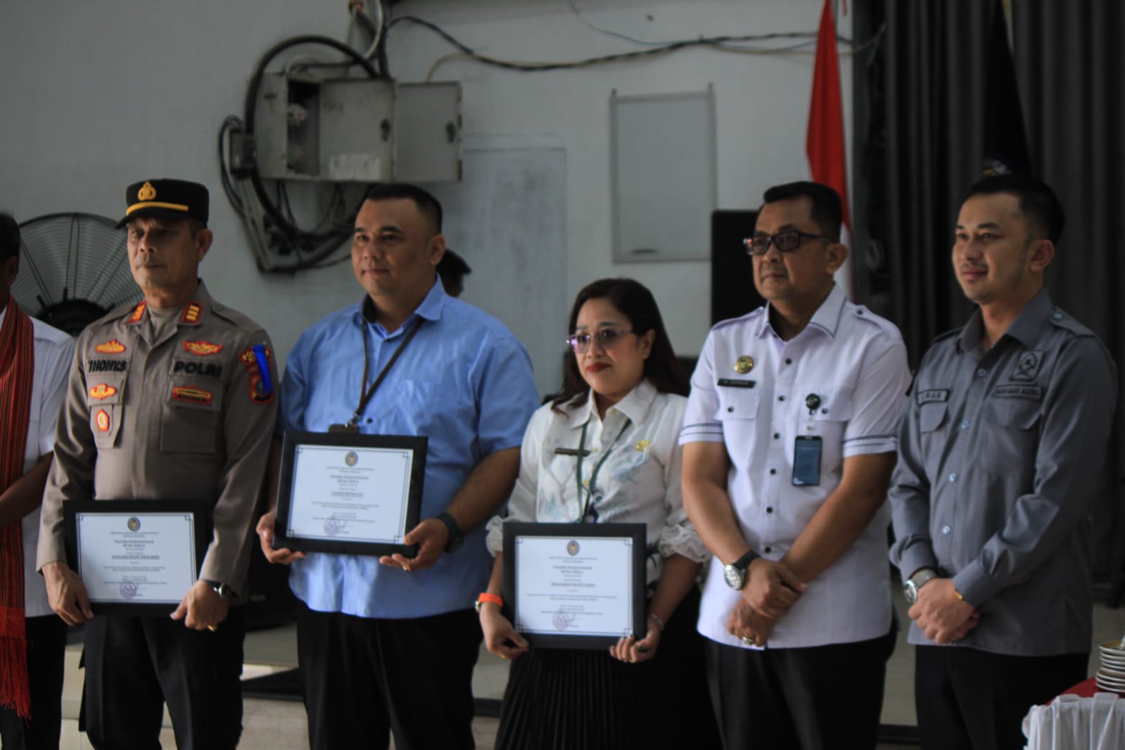 Kalapas Binjai, Wawan Irawan (dua dari kanan) foto bersama dengan penerima penghargaan dalam kesempatan Peringatan Hari Bhakti Kemenimipas. (Istimewa/Sumut Pos)