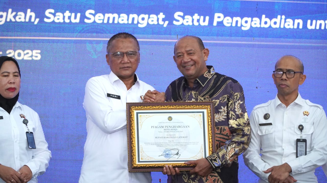 Bupati Langkat, Syah Afandin saat menerima piagam penghargaan pada kesempatan tasyakuran Hari Bhakti Kemenimipas ke-1. (Diskominfo Langkat/Sumut Pos)