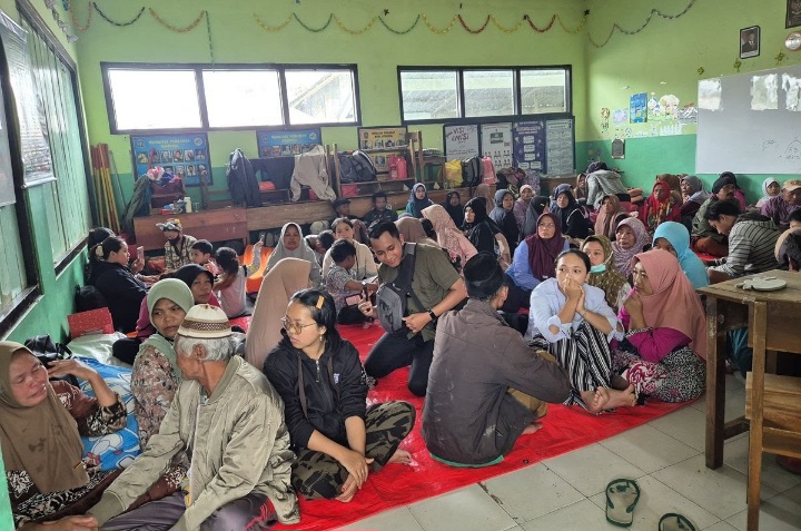 MENGUNGSI: Ribuan warga mengungsi karena erupsi Gununf Semeru. (Dok: jawapos.com)