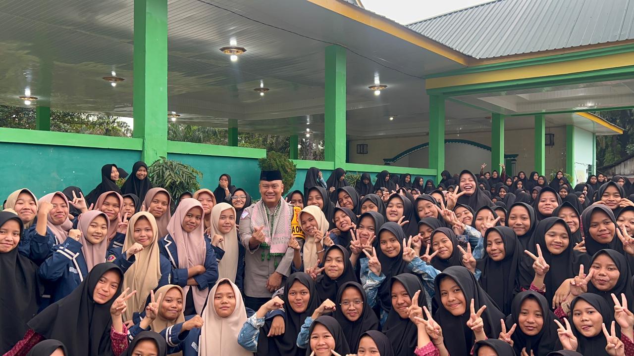 Kapolres Labuhanbatu poto bersama dengan keluarga besar Yayasan Pesantren Daarul Muhsinin (Fajar/ Sumut Pos)