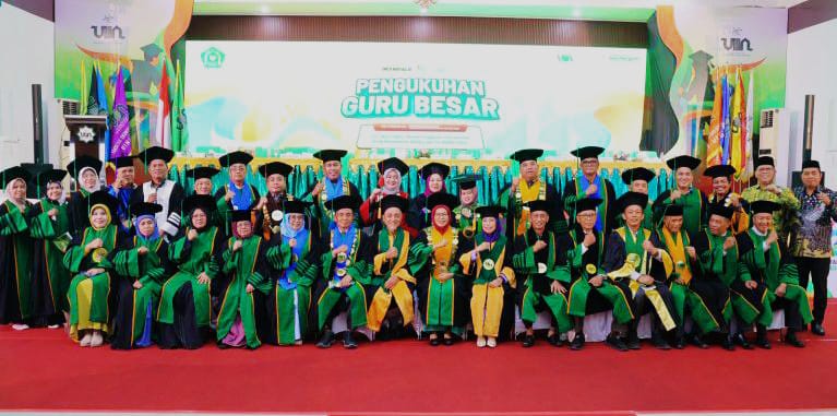 GURU BESAR: Prof Dr Siti Halimah MPd dan Prof Dr Syaukani MEd bersama rektor dan senat UIN Sumatera Utara. (Istimewa/Sumut Pos)