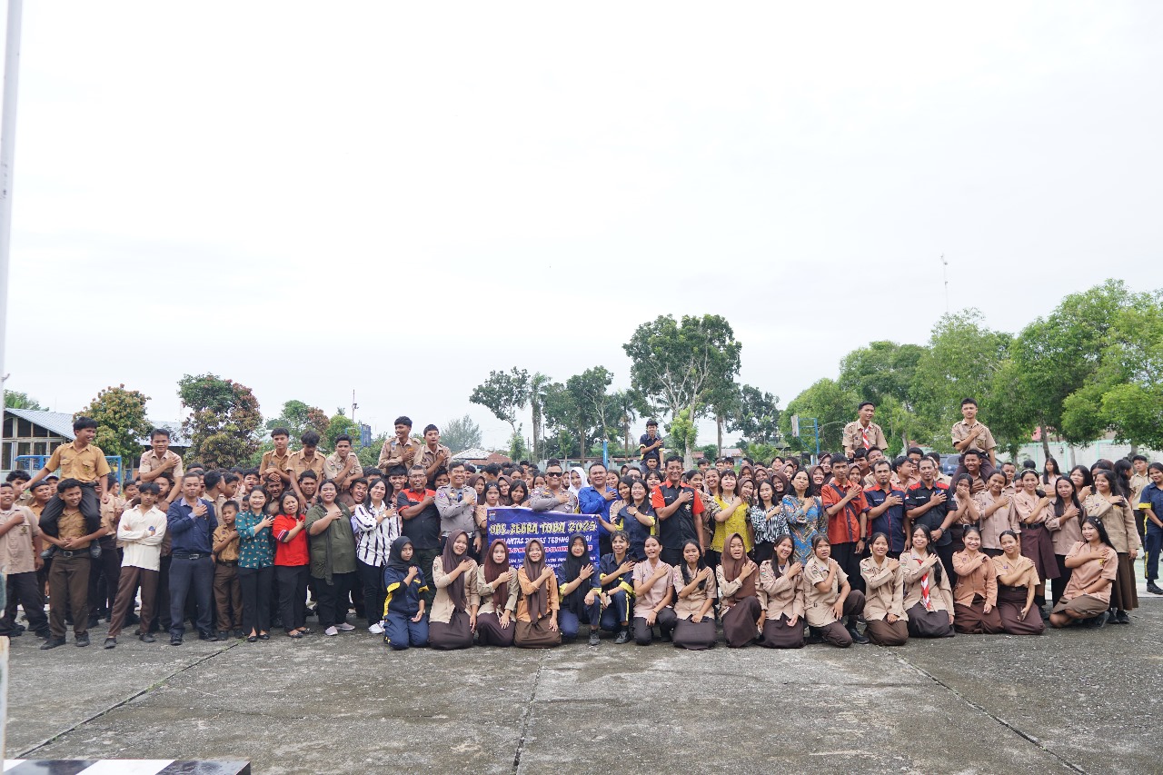 Kasat Lantas Polres Tebing Tinggi AKP Nanang Kusumo bersama personel Satlantas berfoto bersama para pelajar SMA/SMK Yapim Binjai usai sosialisasi. (AZAN PURBA/SUMUT POS)