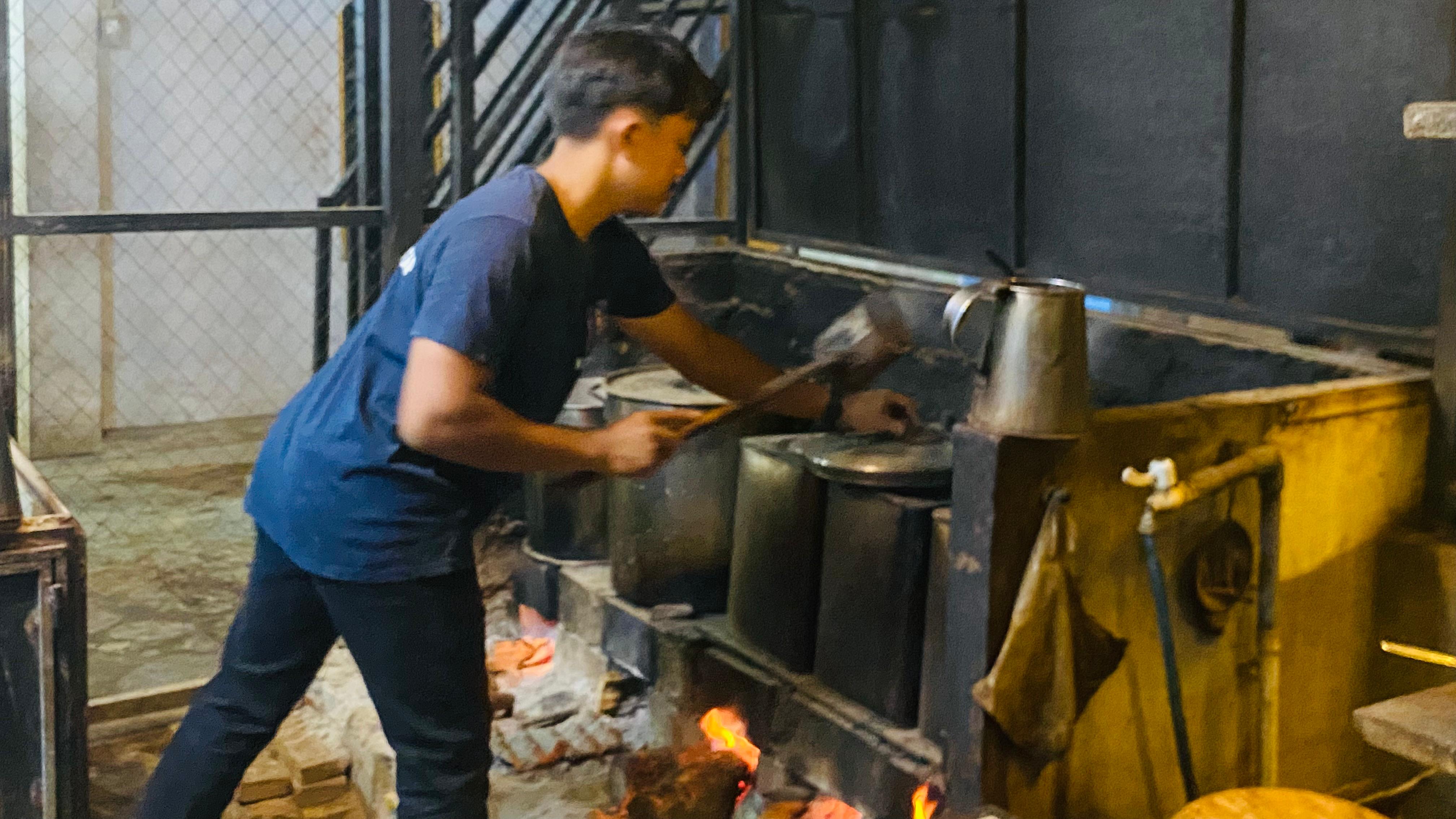 DAPUR: Kafe Charispins Minkes di Deliserdang masih menggunakan tungku kayu untuk memasak. (Dok: istimewa)